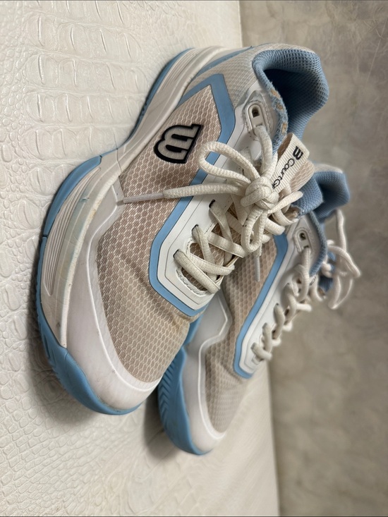 Wilson Shoes - Wilson White & Light Blue Court Sneakers, tennis shoes Size 6,5 boys/girls/women